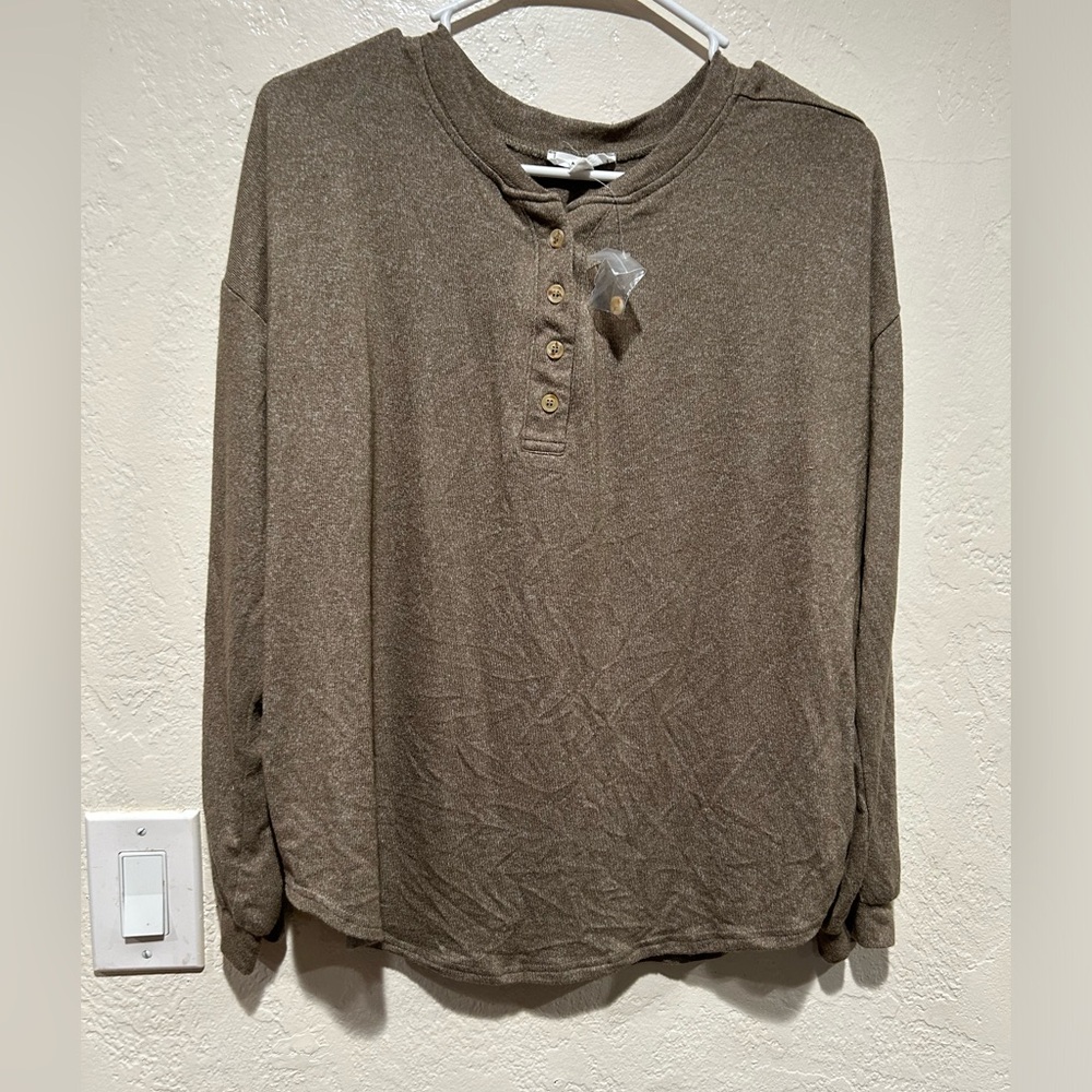 Mine nwot top buttons at neck soft light weight cozy size large